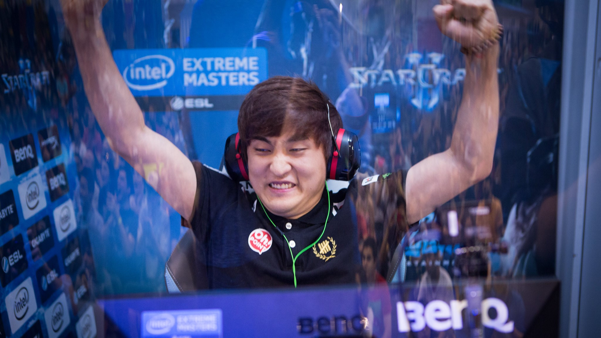 E sports player Flash celebrating victory